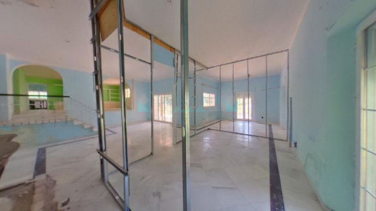 Villa for sale in Nueva Andalucia