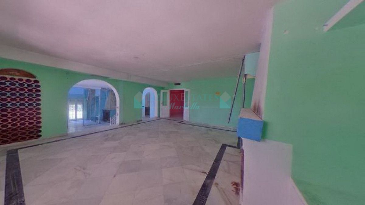 Villa for sale in Nueva Andalucia