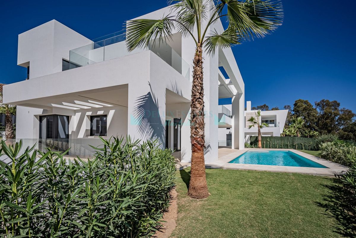 Villa for sale in El Paraiso, Estepona