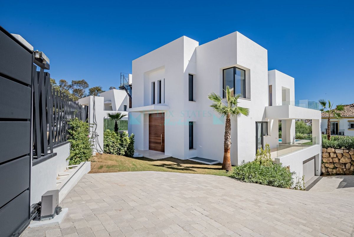 Villa for sale in El Paraiso, Estepona