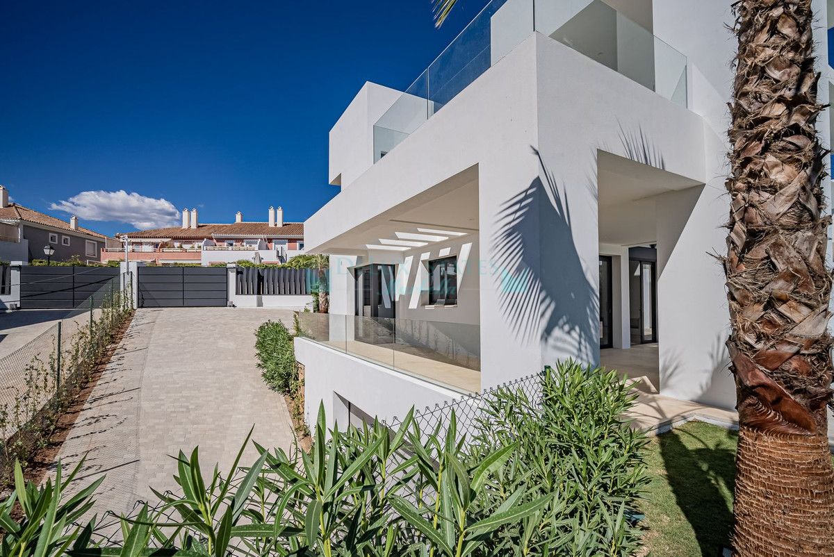 Villa for sale in El Paraiso, Estepona