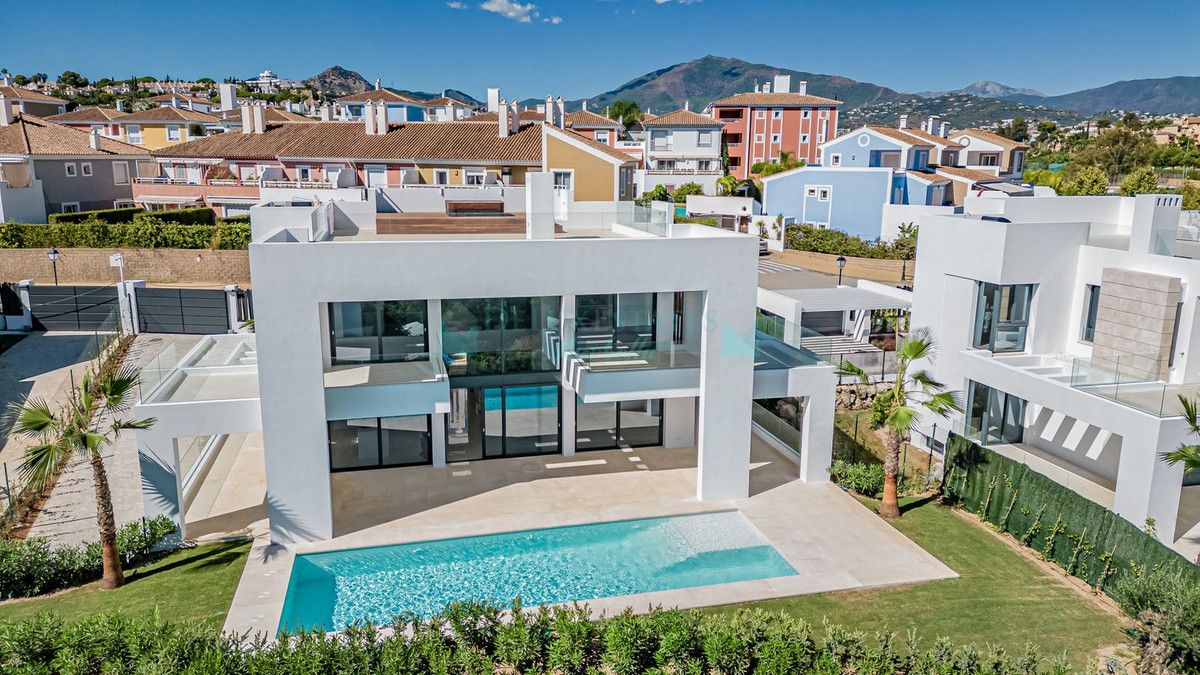 Villa for sale in El Paraiso, Estepona