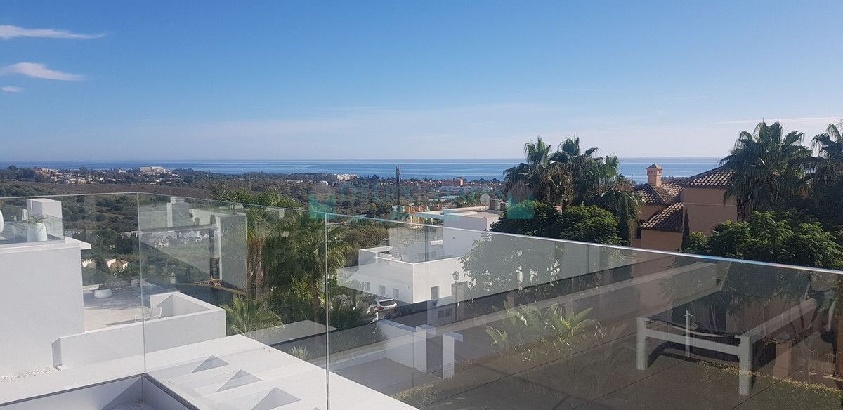 Villa for sale in El Paraiso, Estepona