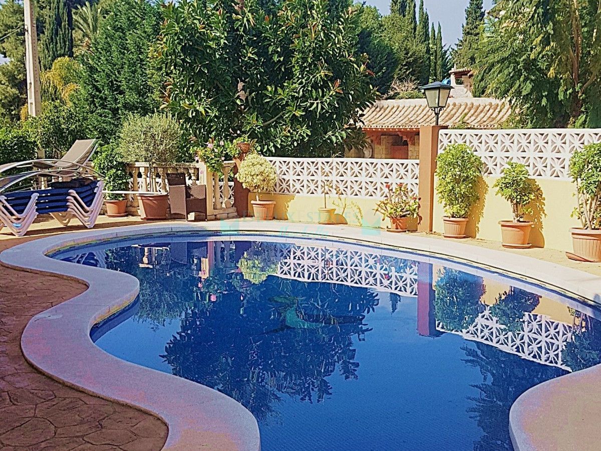 Villa for sale in Nueva Andalucia