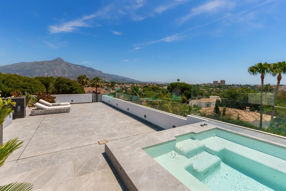 Villa for sale in Nueva Andalucia