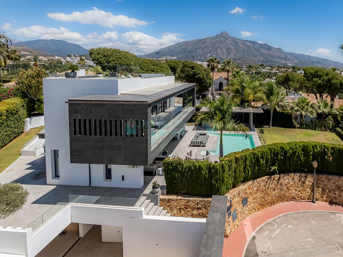 Villa for sale in Nueva Andalucia