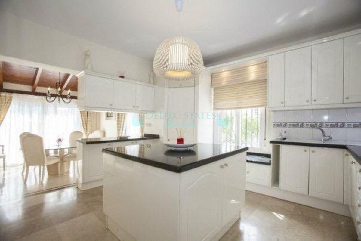 Villa for sale in Nueva Andalucia