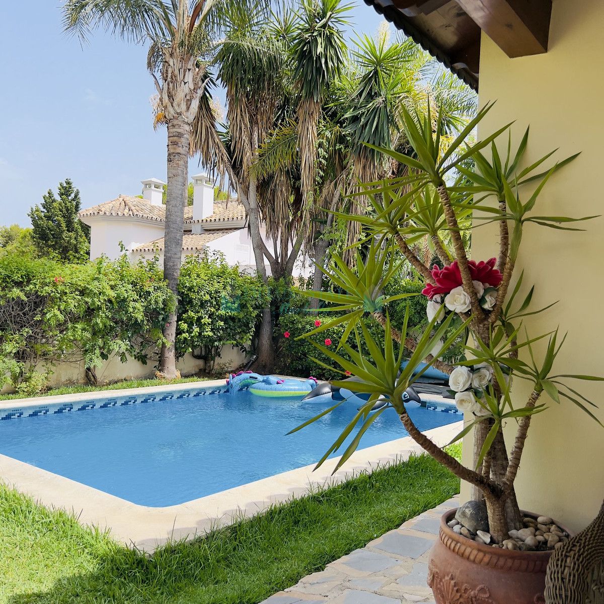 Villa for sale in Nueva Andalucia