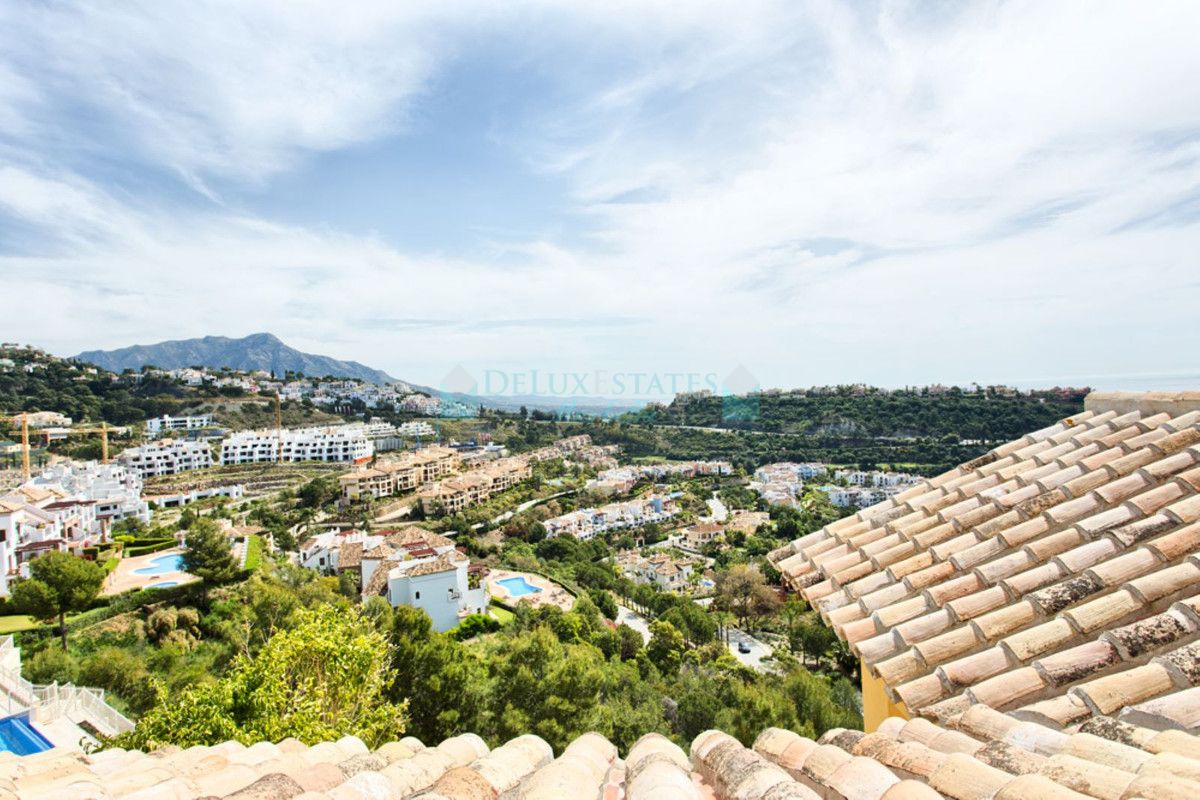 Villa for sale in Los Arqueros, Benahavis