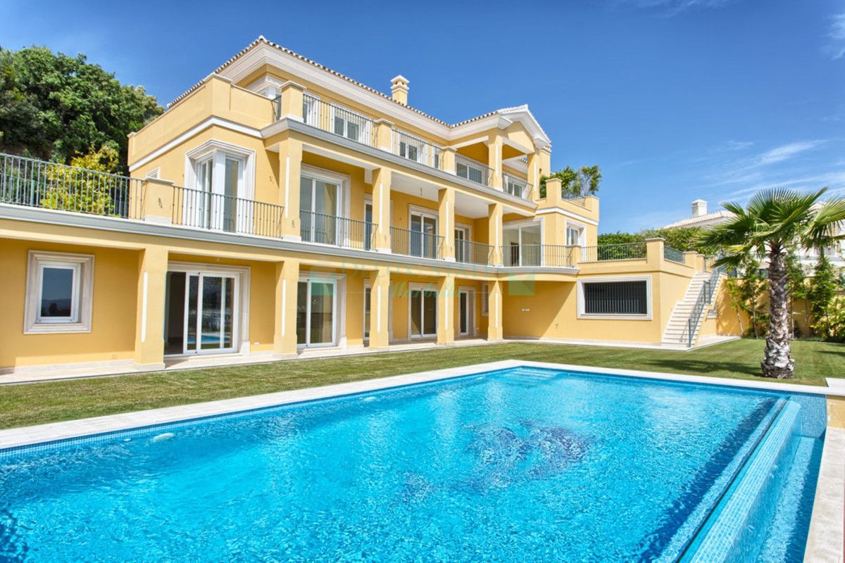 Villa for sale in Los Arqueros, Benahavis