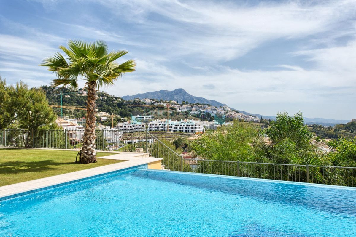 Villa for sale in Los Arqueros, Benahavis