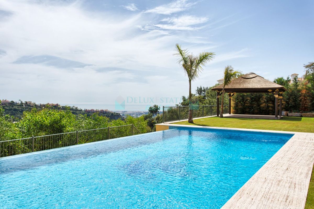 Villa for sale in Los Arqueros, Benahavis