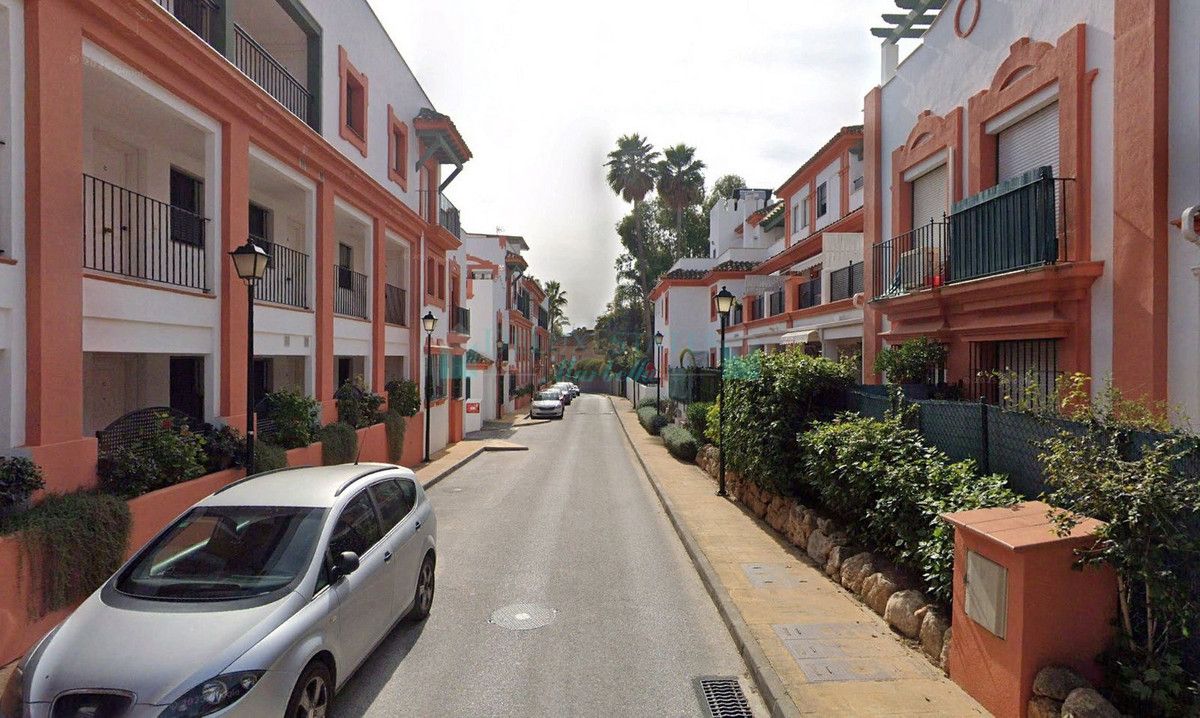 Ground Floor Apartment for sale in Atalaya, Estepona