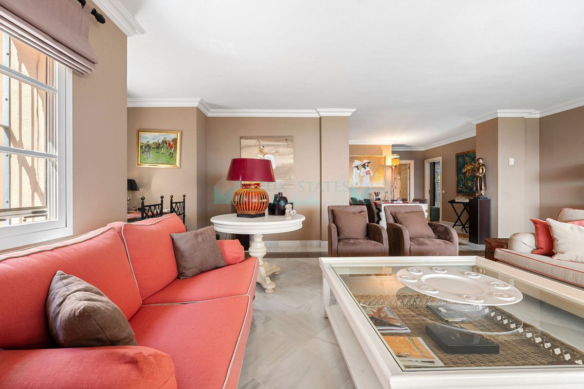 Apartamento Planta Baja en venta en Monte Halcones, Benahavis