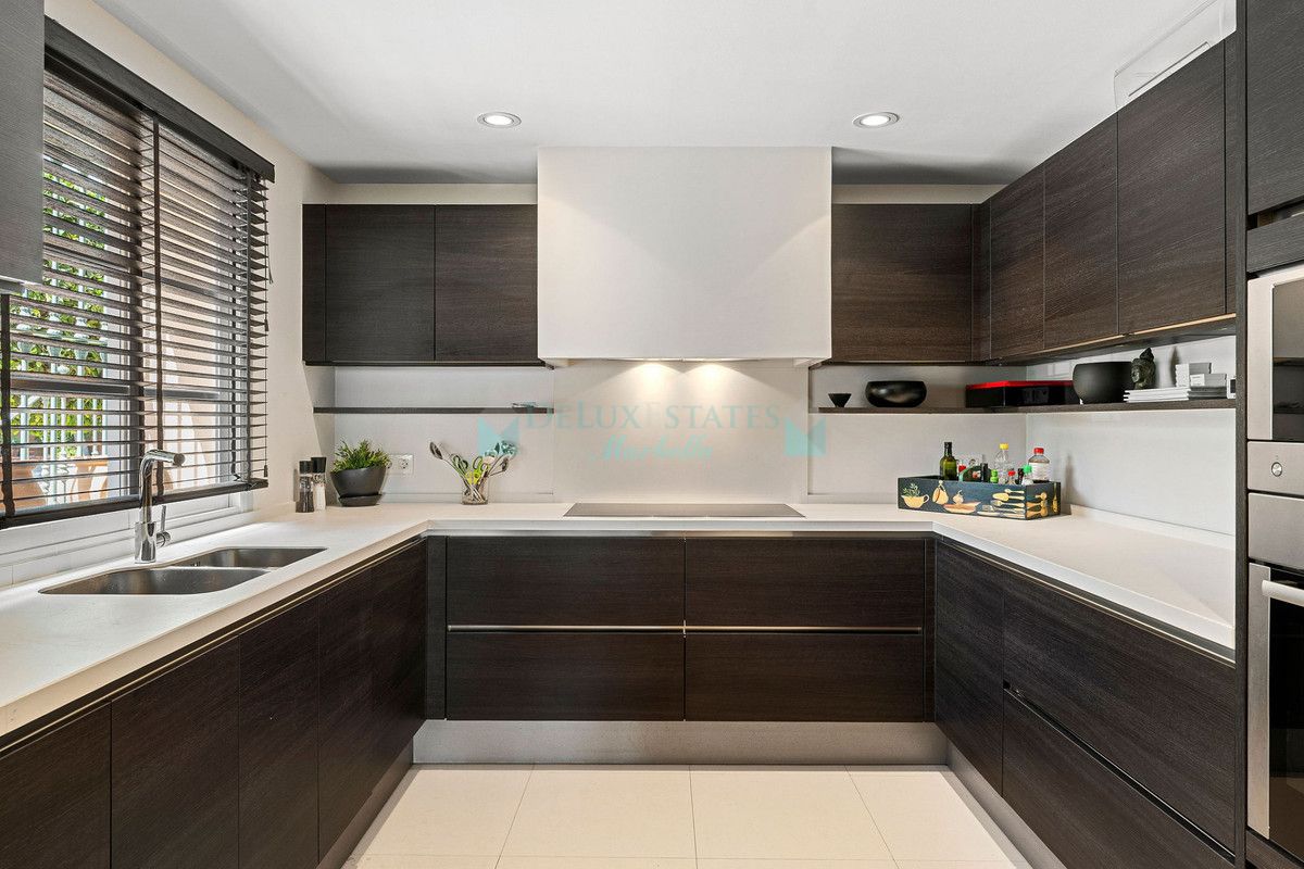 Apartamento Planta Baja en venta en Monte Halcones, Benahavis