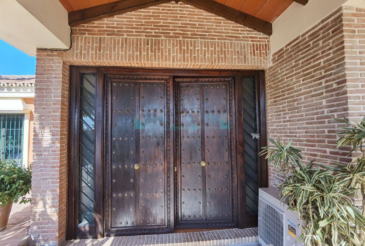 Villa for sale in Nueva Andalucia