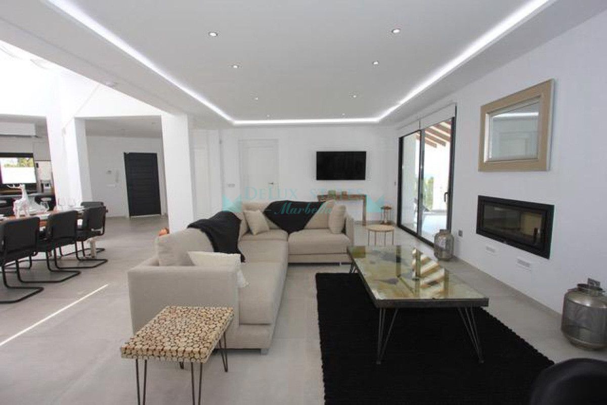 Villa for sale in El Rosario, Marbella East