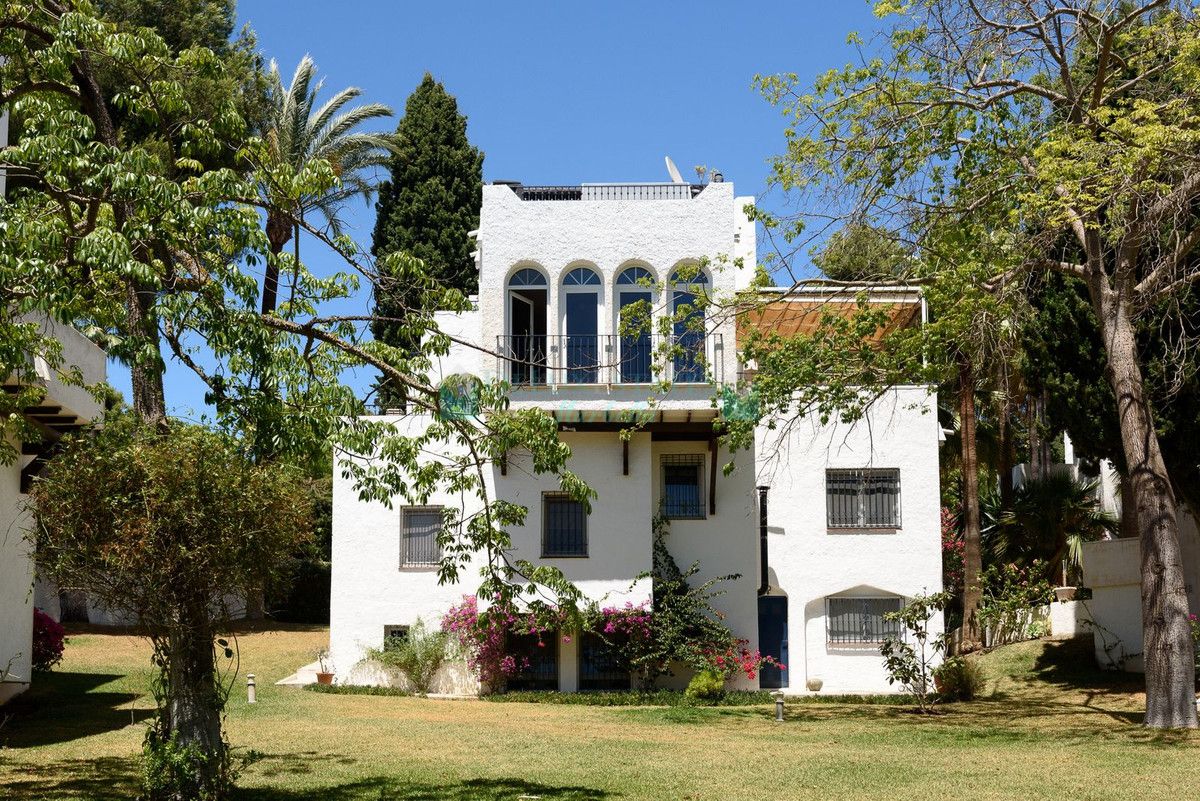 Villa for sale in Nueva Andalucia