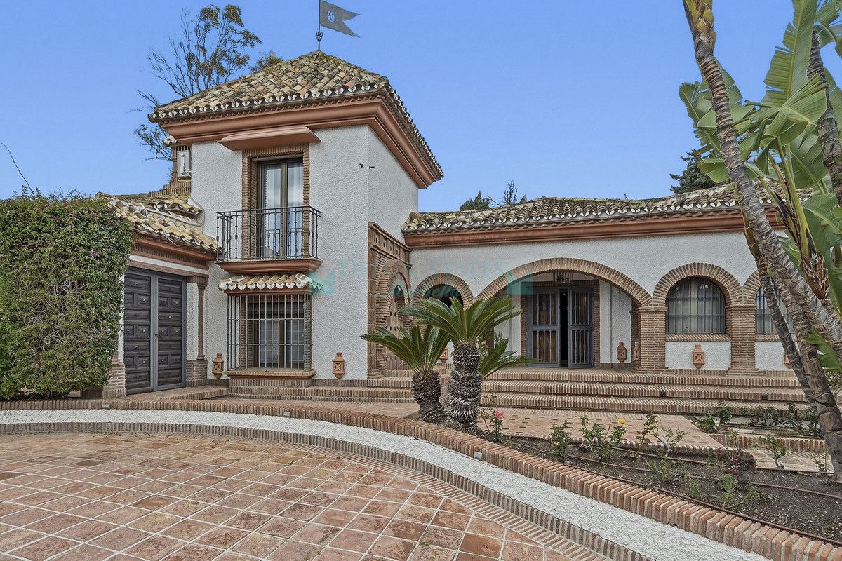 Villa for sale in Las Chapas, Marbella East