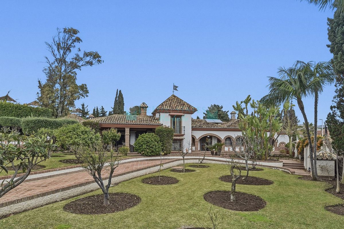 Villa for sale in Las Chapas, Marbella East