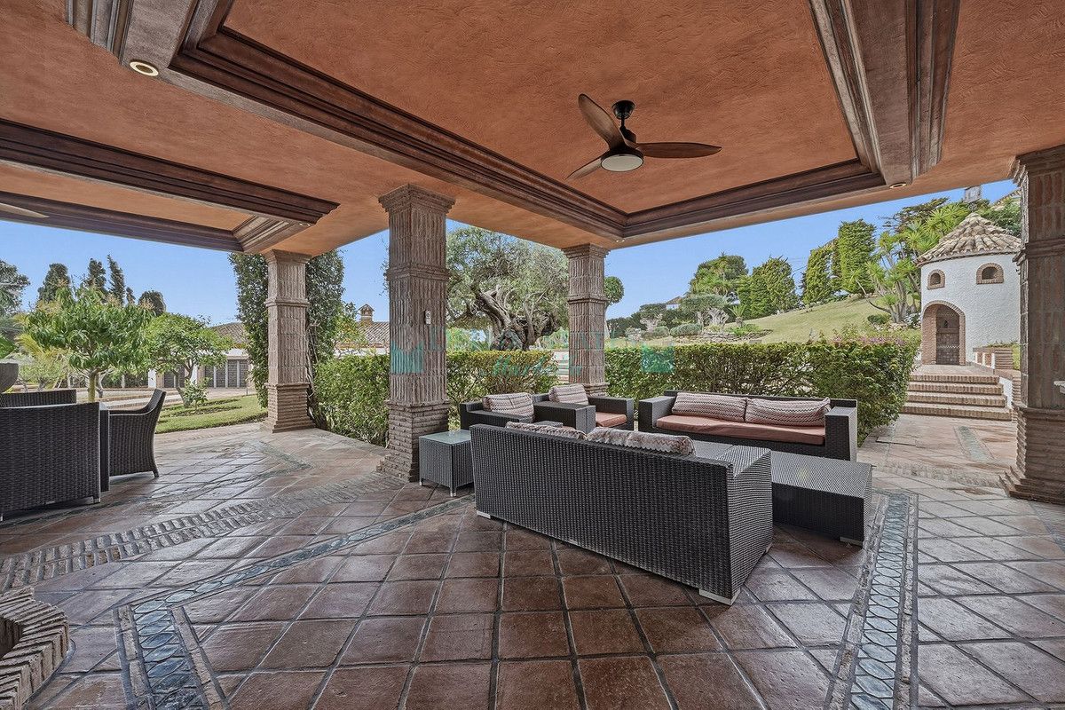 Villa for sale in Las Chapas, Marbella East