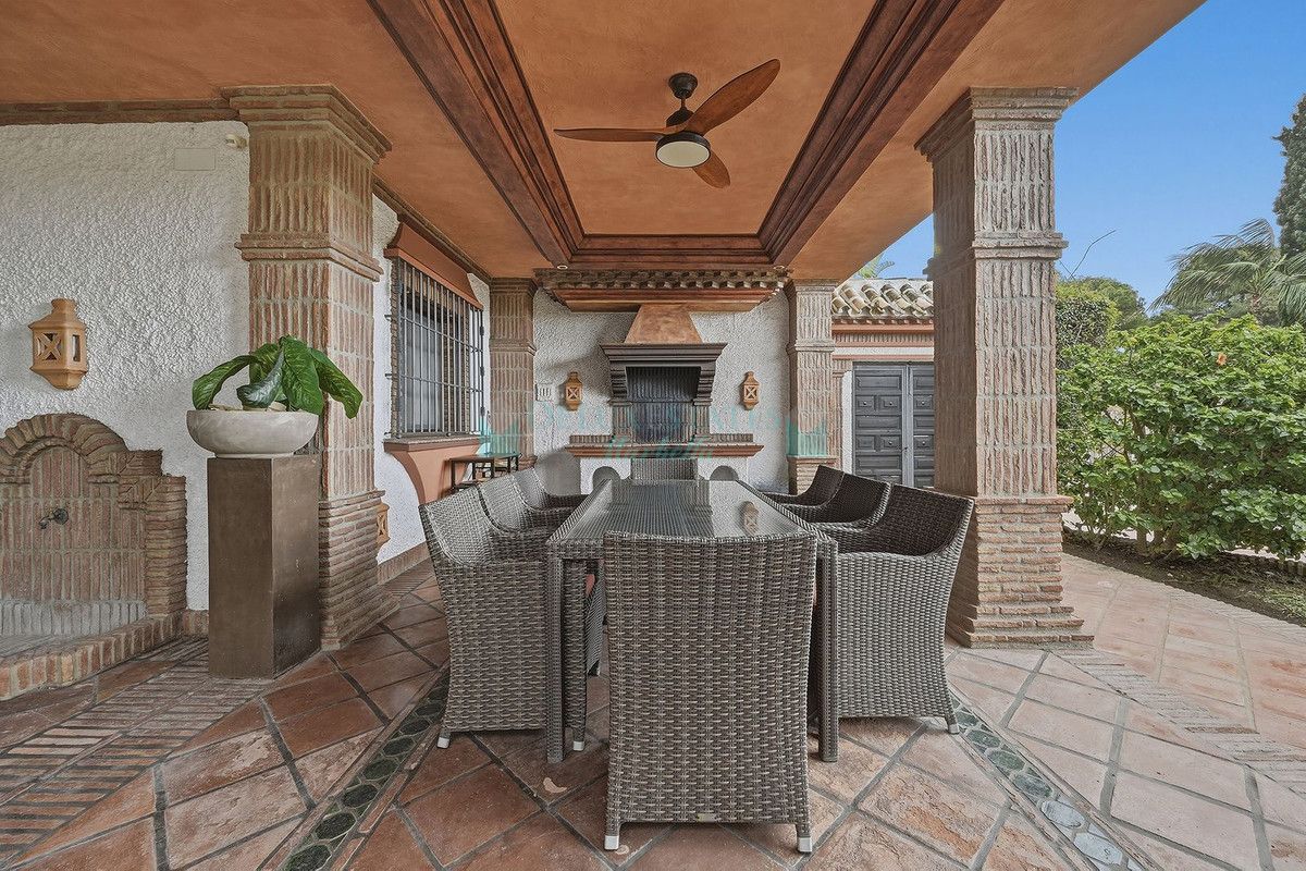 Villa for sale in Las Chapas, Marbella East