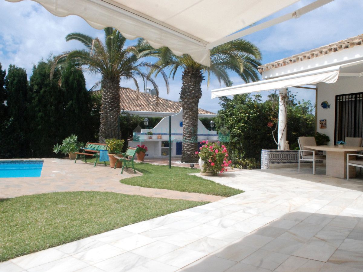 Villa en venta en Las Chapas, Marbella Este