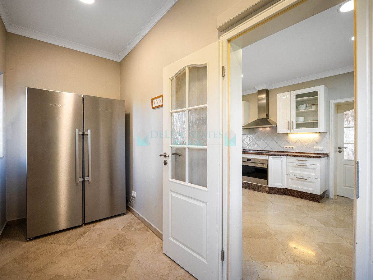 Villa for rent in Benahavis