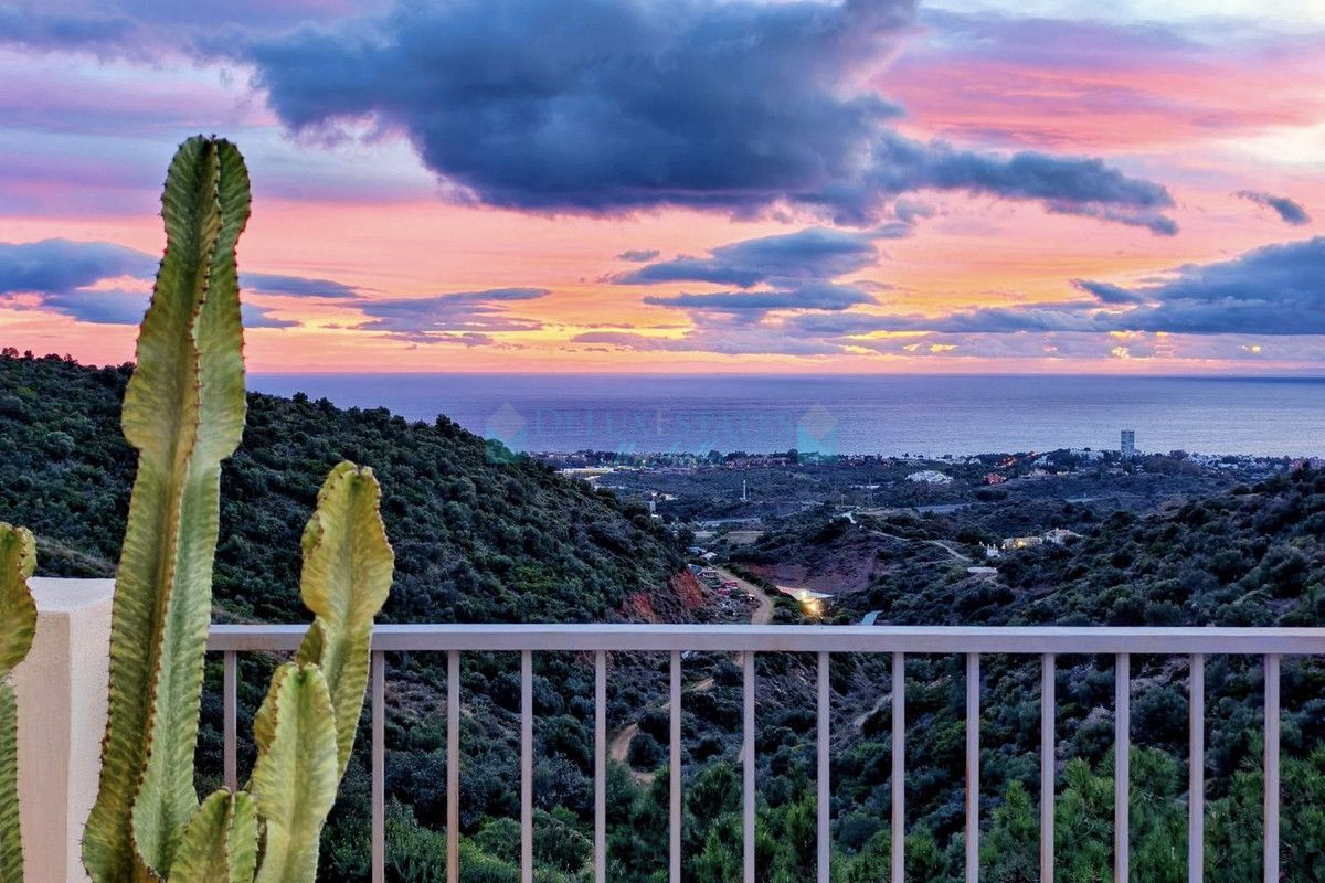 Penthouse for sale in Los Altos de los Monteros, Marbella East