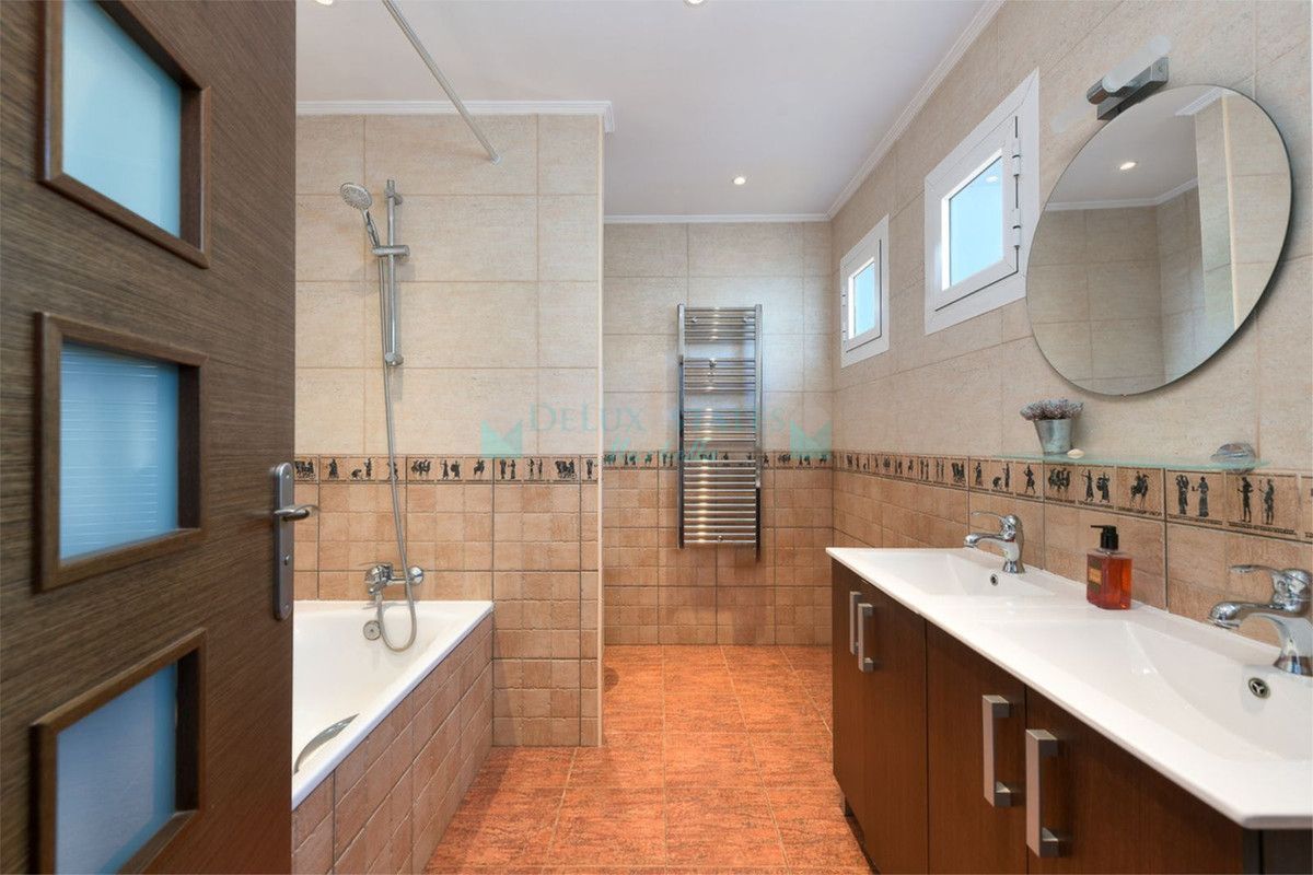 Villa for sale in Cabopino, Marbella East