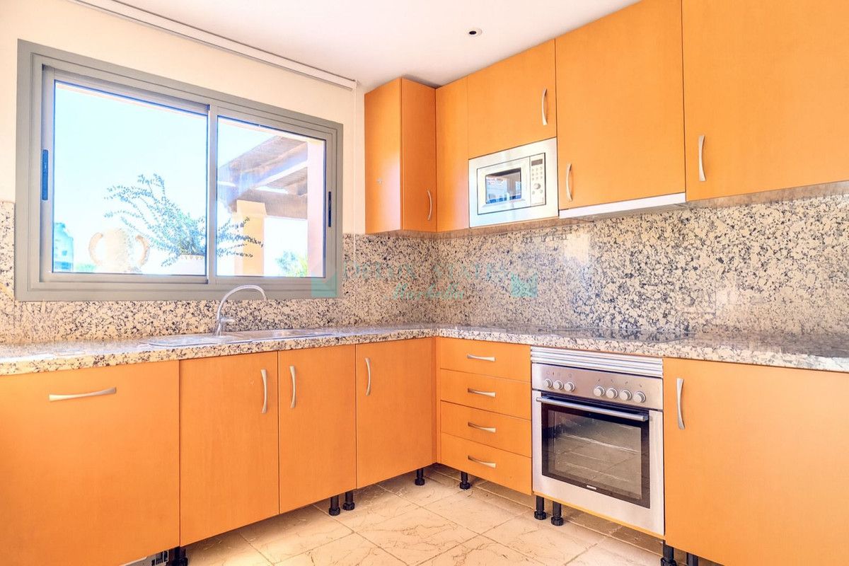Penthouse for rent in Atalaya, Estepona