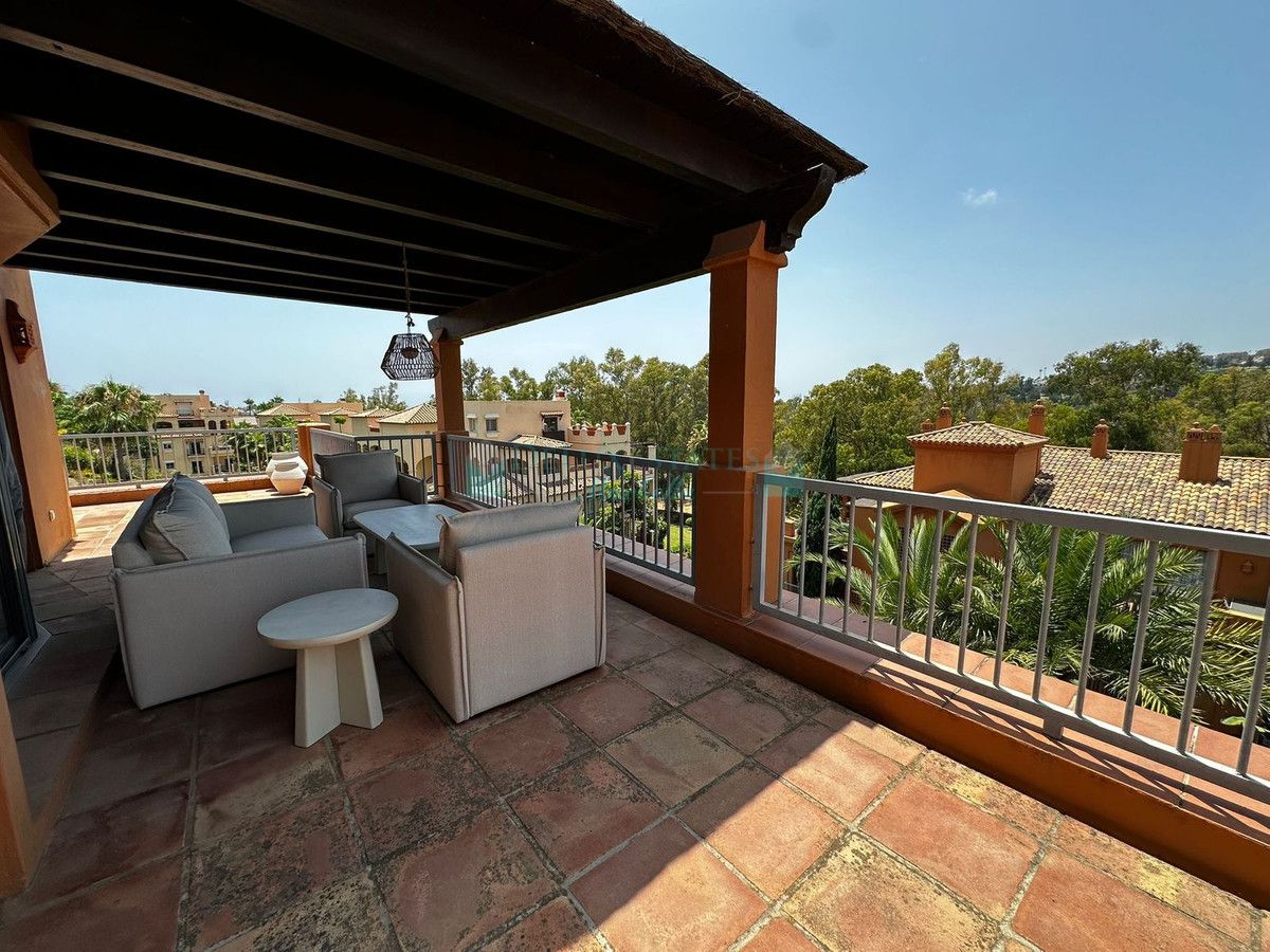 Penthouse for rent in Atalaya, Estepona