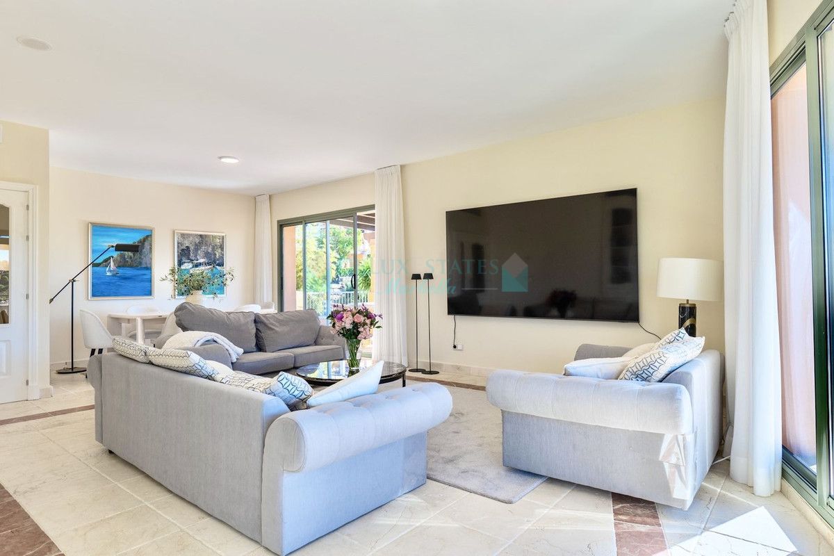 Penthouse for rent in Atalaya, Estepona