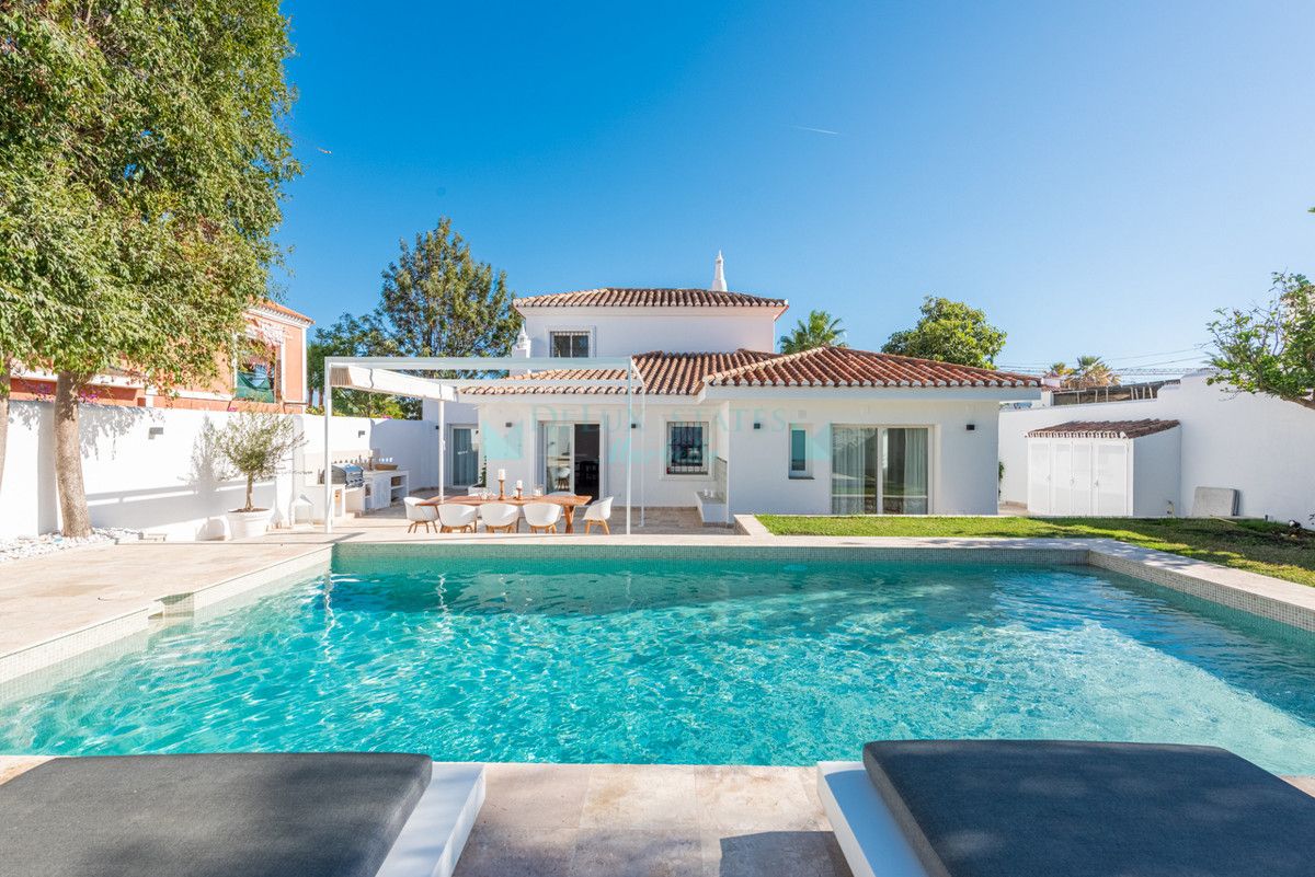 Villa for sale in Nueva Andalucia