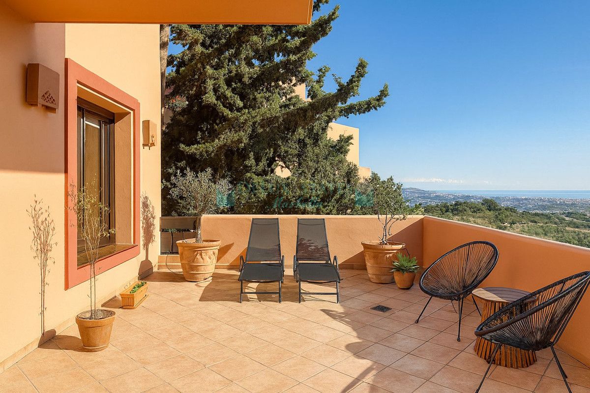 Apartment for sale in La Mairena, Marbella East