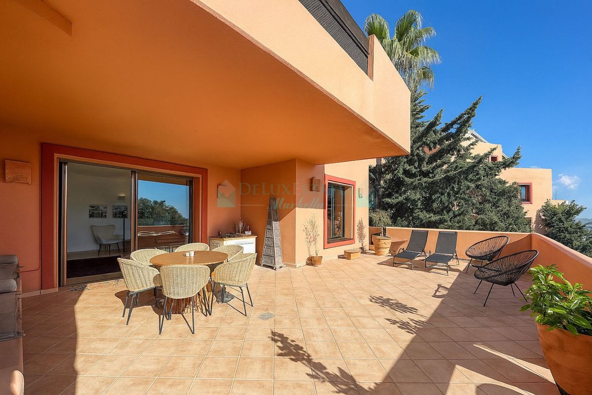 Apartment for sale in La Mairena, Marbella East