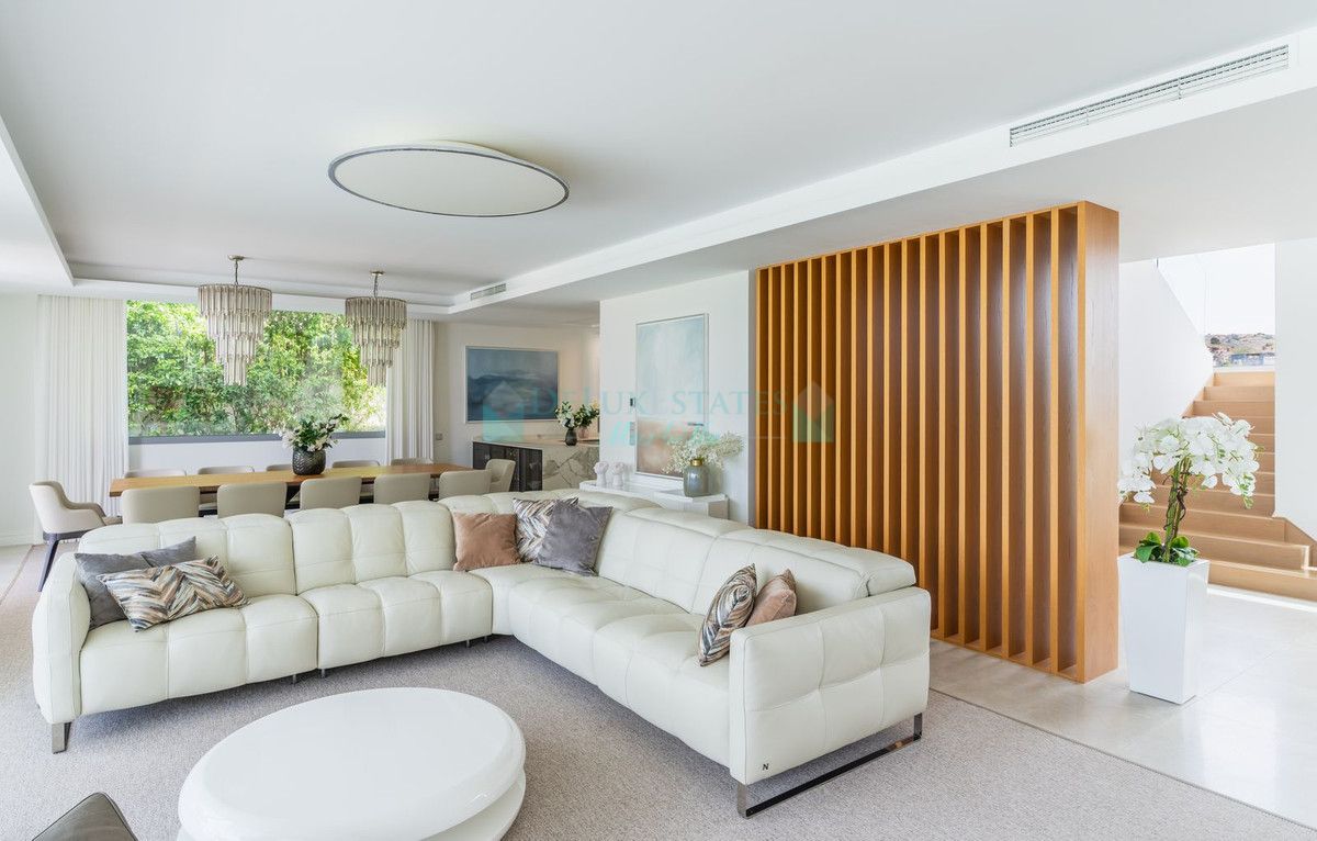 Villa for sale in Santa Clara, Marbella East