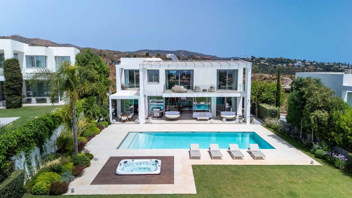 Villa for sale in Santa Clara, Marbella East