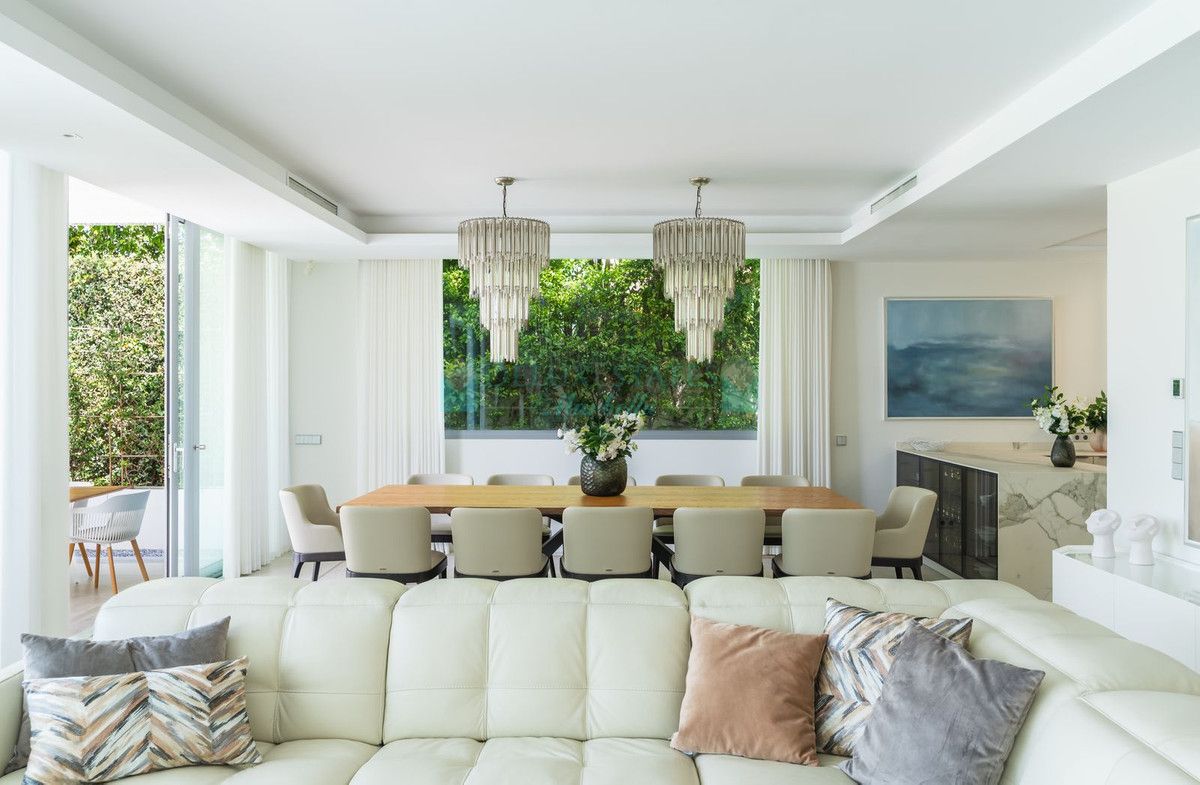 Villa for sale in Santa Clara, Marbella East