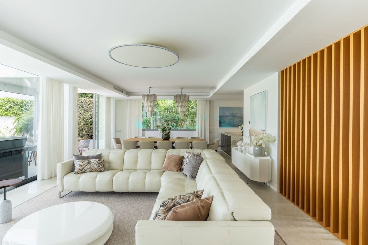 Villa for sale in Santa Clara, Marbella East