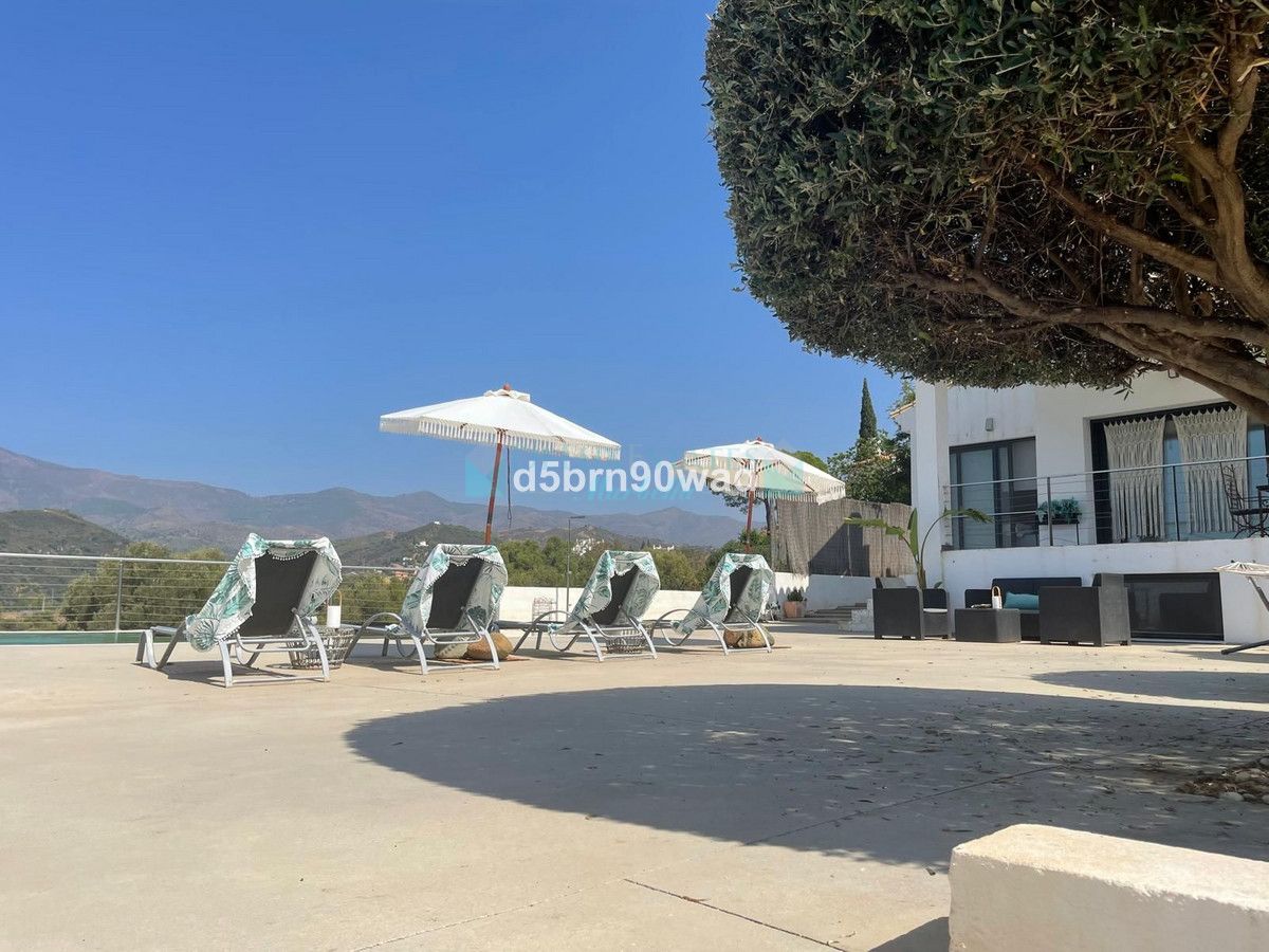 Villa for sale in Estepona