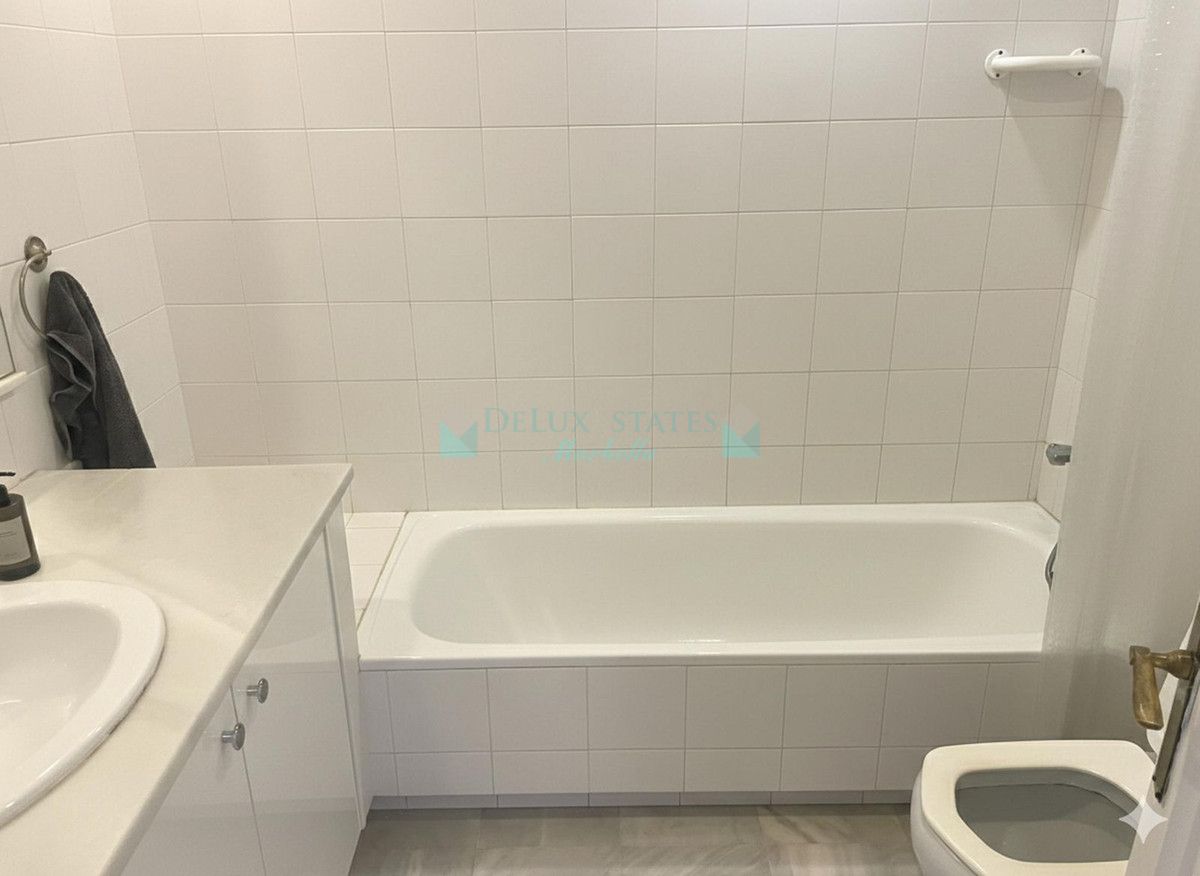 Apartment for sale in El Almendro, Benahavis