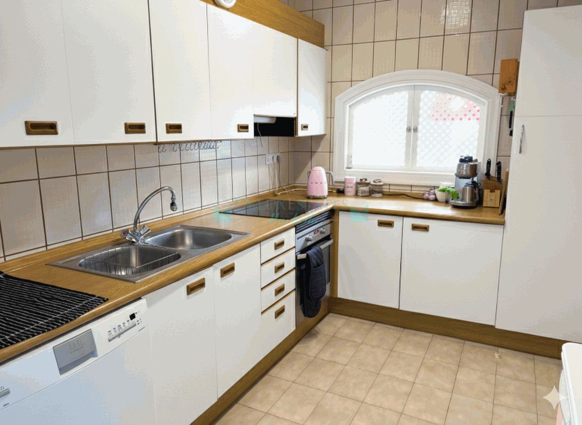 Apartment for sale in El Almendro, Benahavis