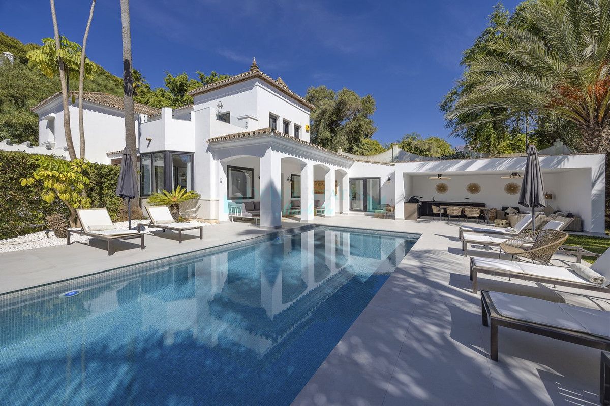 Villa for sale in El Paraiso, Estepona