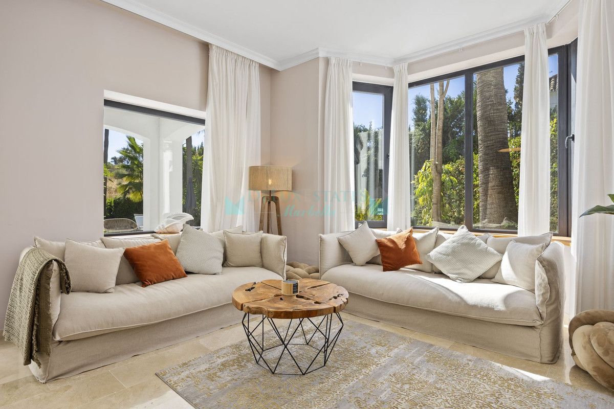 Villa for sale in El Paraiso, Estepona