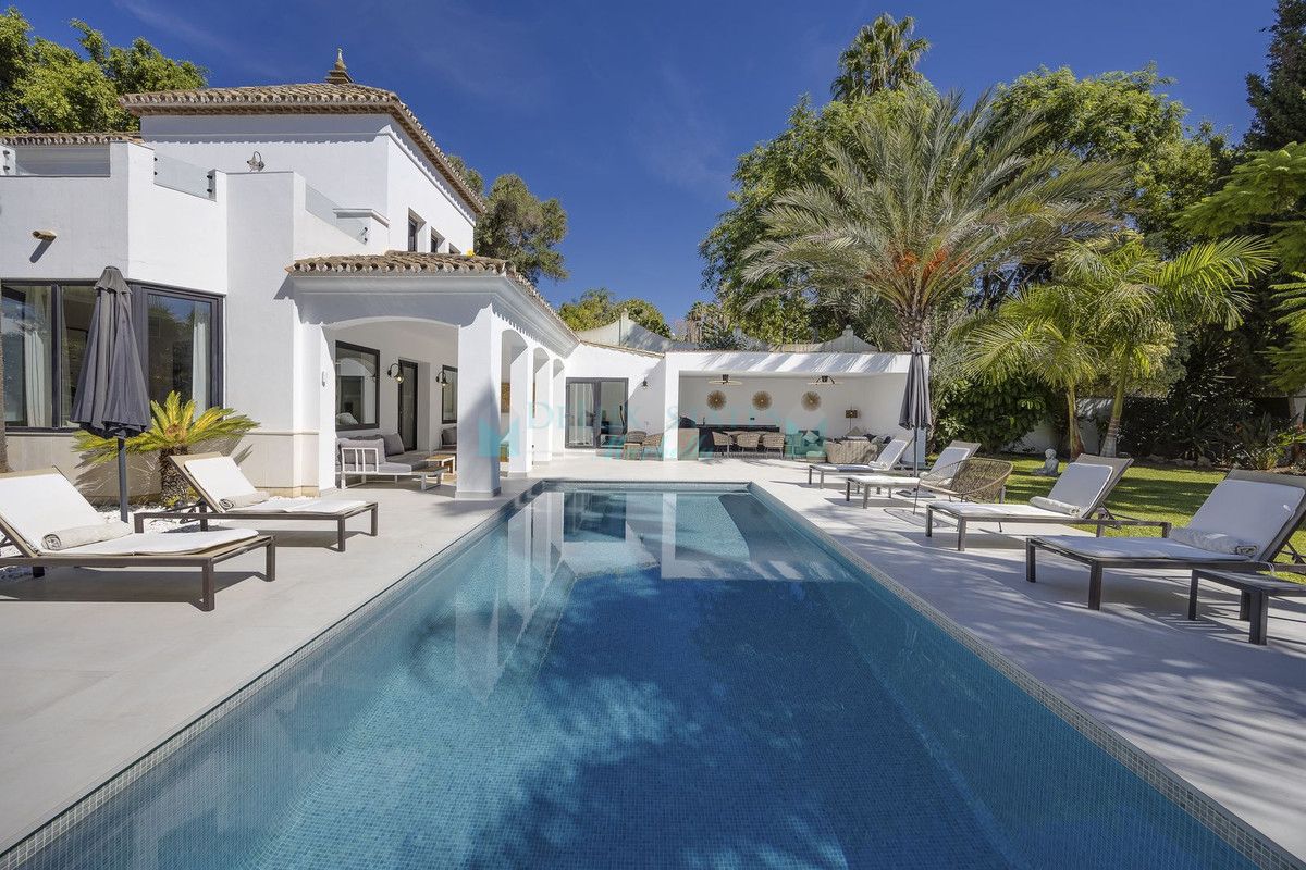 Villa for sale in El Paraiso, Estepona