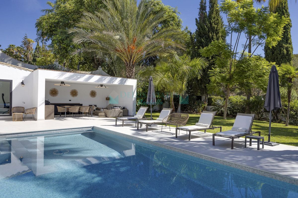 Villa for sale in El Paraiso, Estepona