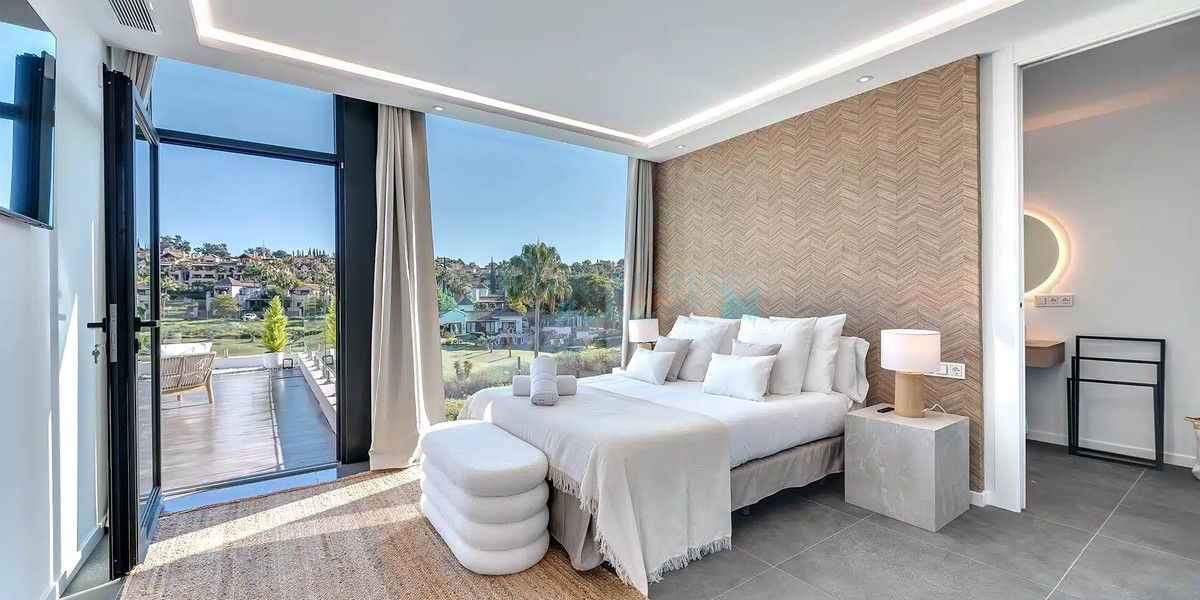 Villa en venta en El Paraiso, Estepona