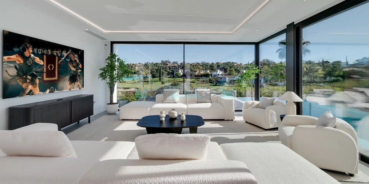 Villa en venta en El Paraiso, Estepona