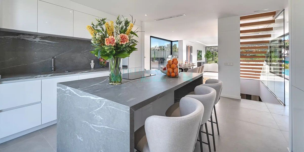 Villa en venta en El Paraiso, Estepona